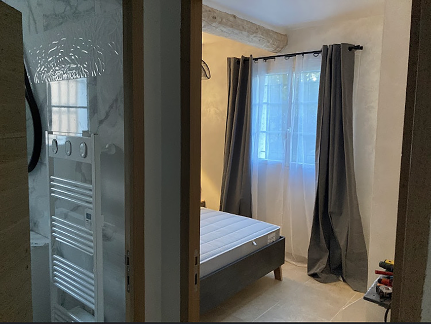 Gîte Le Mas des Oliviers, chambre et salle de bain.