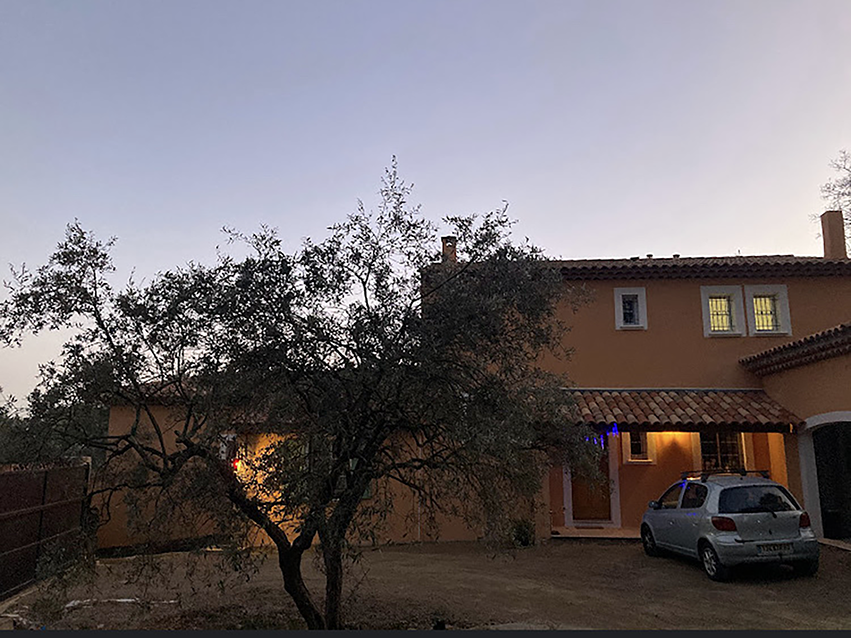 Gîte Le Mas des Oliviers. Cour principale.