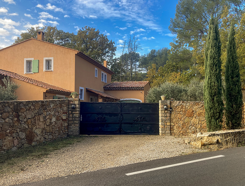 Entrée gîte location le Mas des Oliviers.