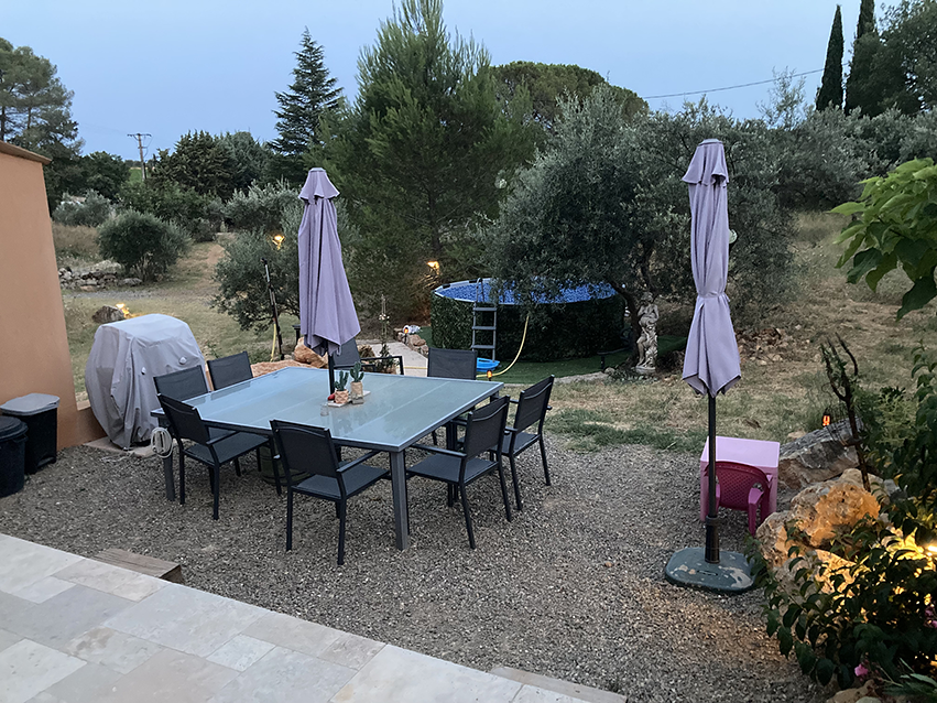Gîte Le Mas des Oliviers, terrasse privée avec piscine.