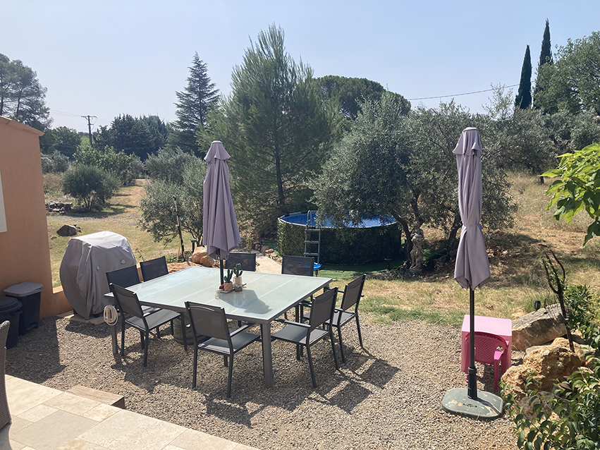 Gîte Le Mas des Oliviers, terrasse privée avec piscine.