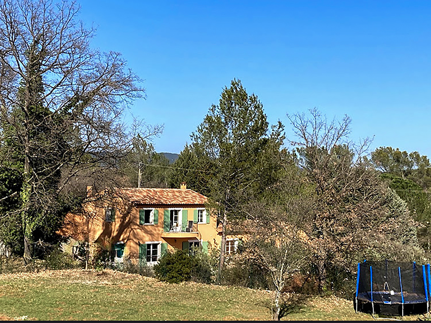 Gîte Le Mas des Oliviers, aire de jeux, trampoline.