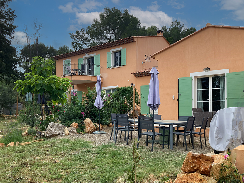 Gîte Le Mas des Oliviers, terrasse privée du gîte location de vacances Var Draguignan.